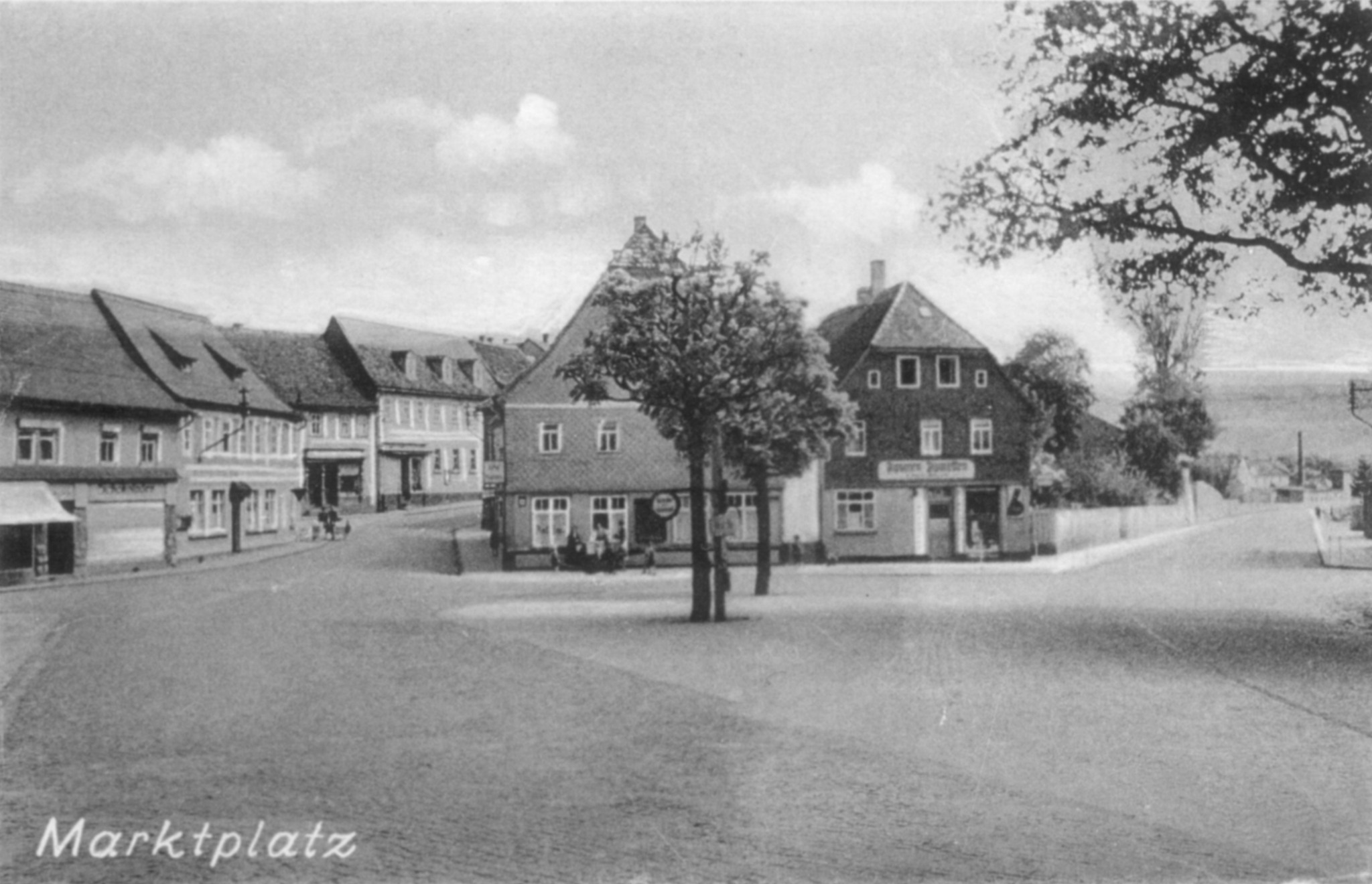 alte Marktstraße, schwarz- weiß Aufnahme