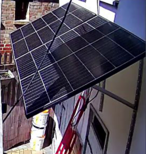 Solarplatte eines Balkonkraftwerks mit Teilverschattung